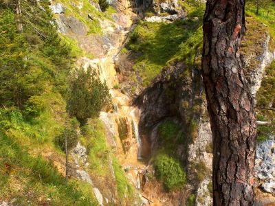 008-Der Hausbach-Wasserfall direkt neben der Steiganlage